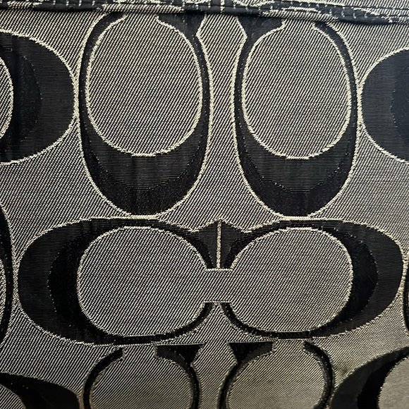 Coach Poppy large pop op zip close w/tag GUC - Picture 12 of 12